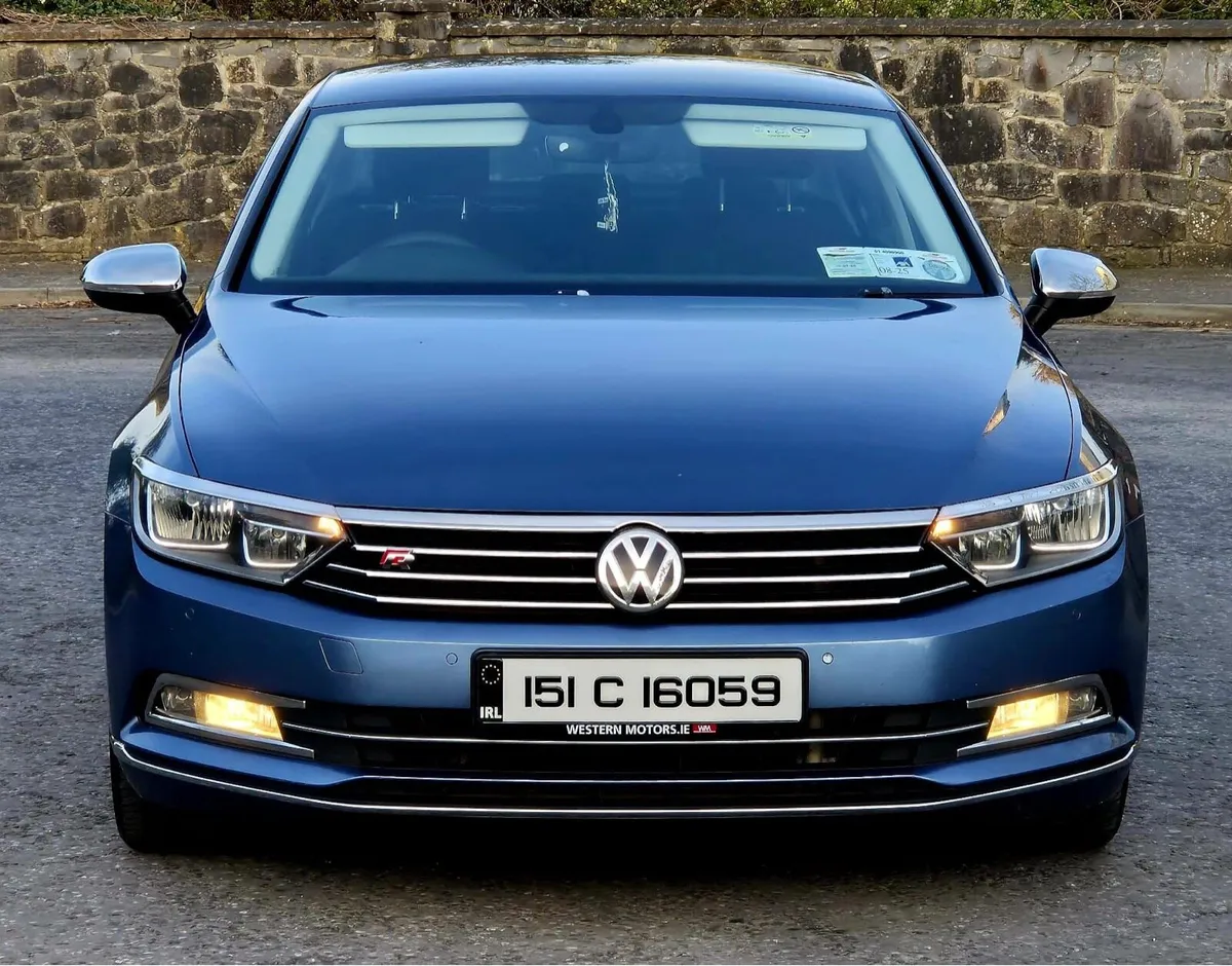 2015 Volkswagen Passat LOW MILEAGE - Image 2