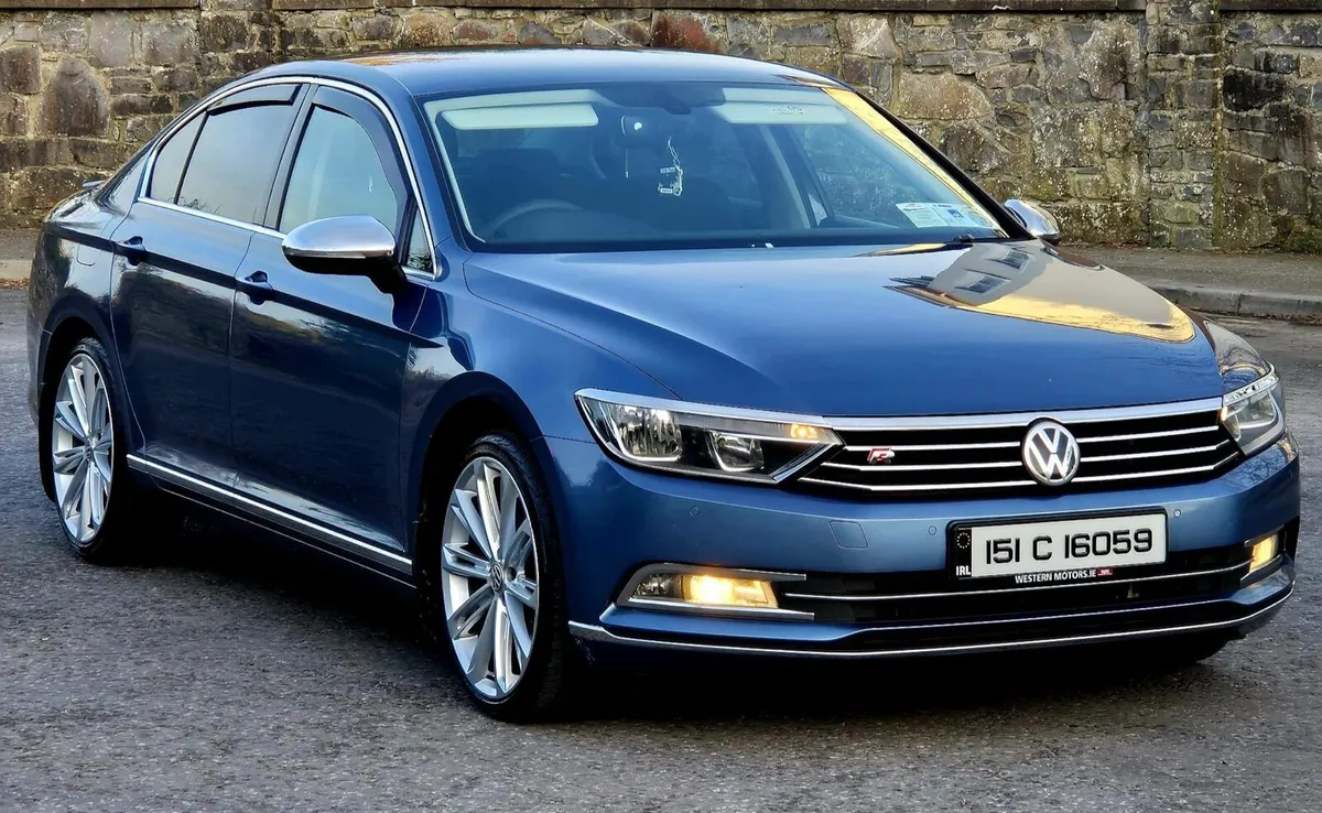 2015 Volkswagen Passat LOW MILEAGE - Image 3