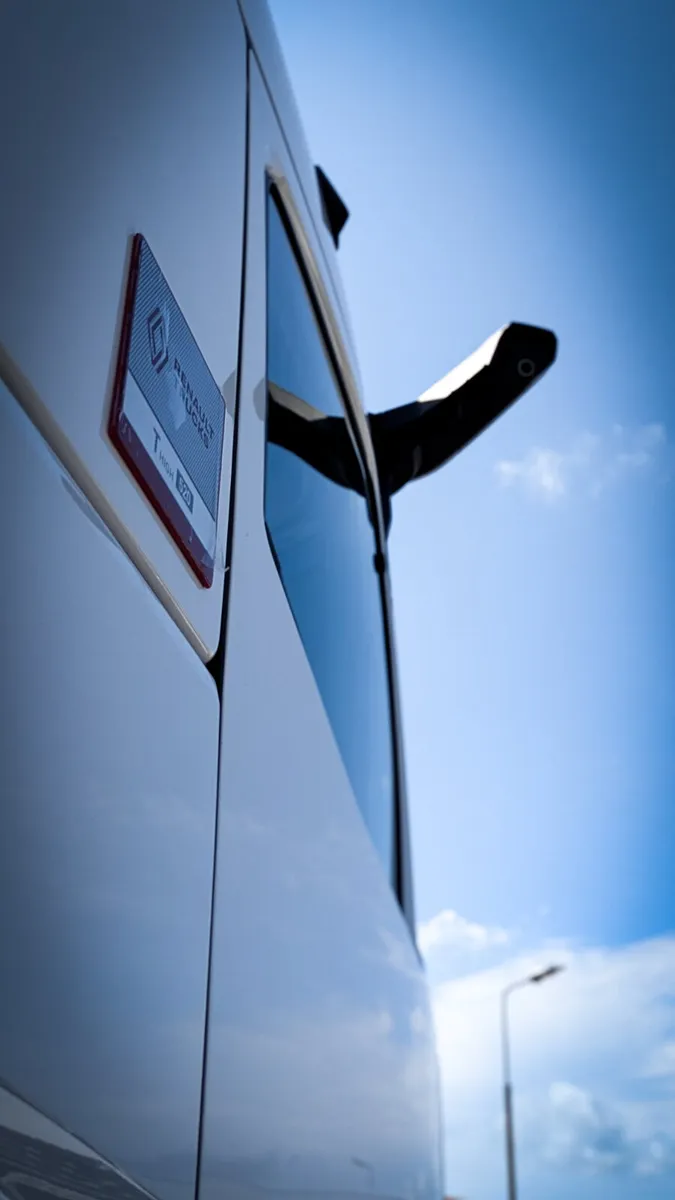 All New Renault T High 520 6X2 In Stock - Image 4