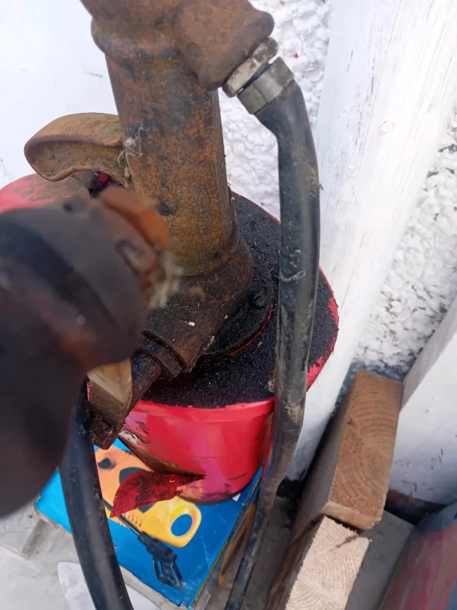 Oil dispenser plus sink plus piss pot - Image 3
