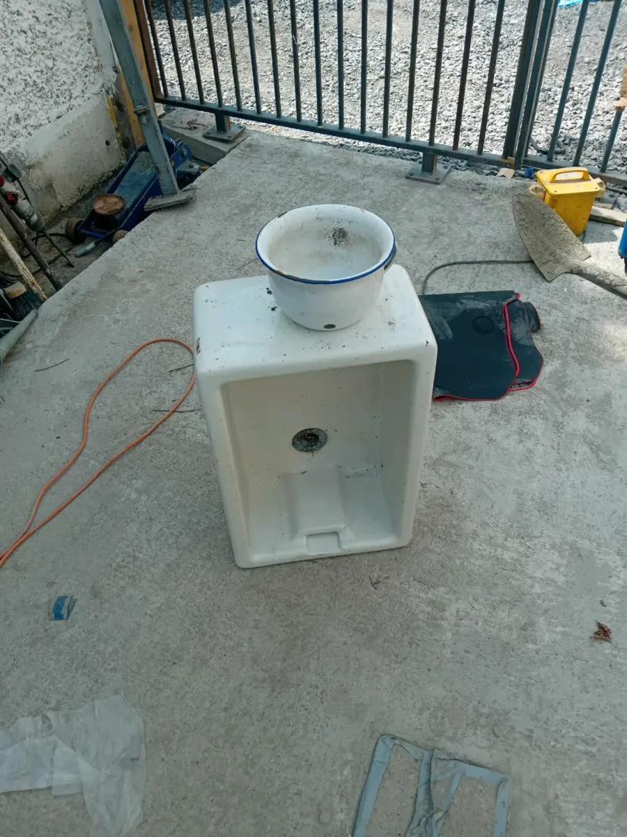 Oil dispenser plus sink plus piss pot - Image 4