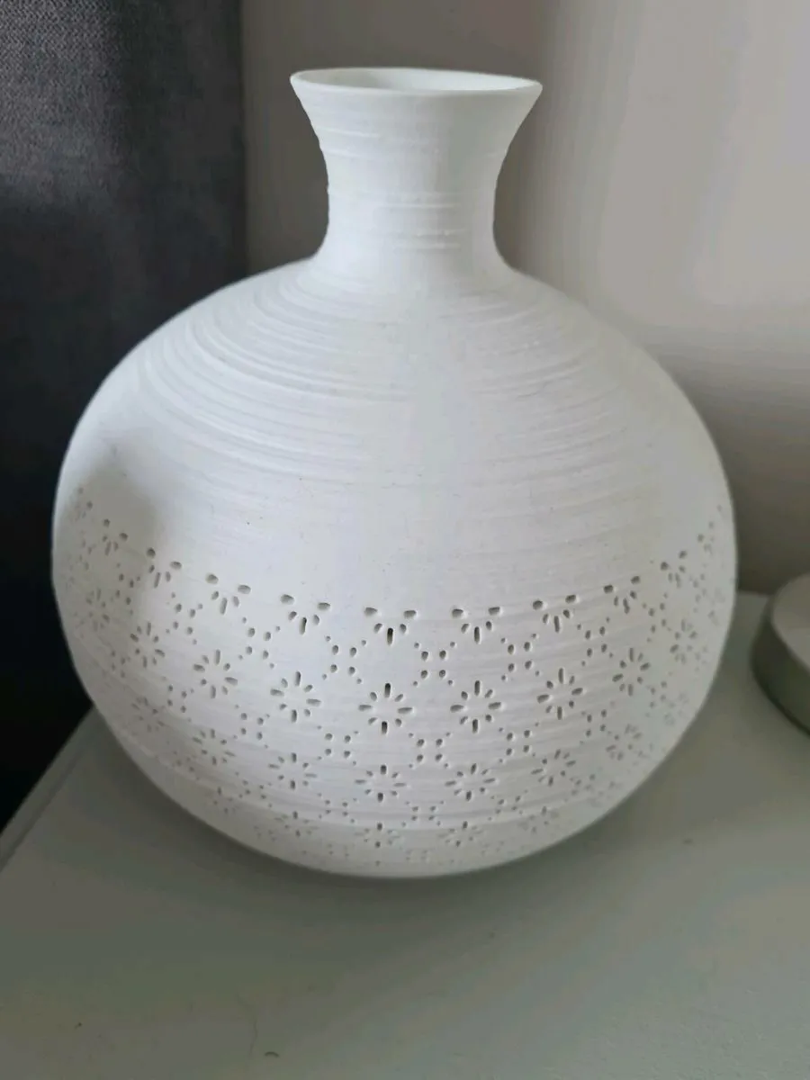 LED White Vase Lamp - Image 1