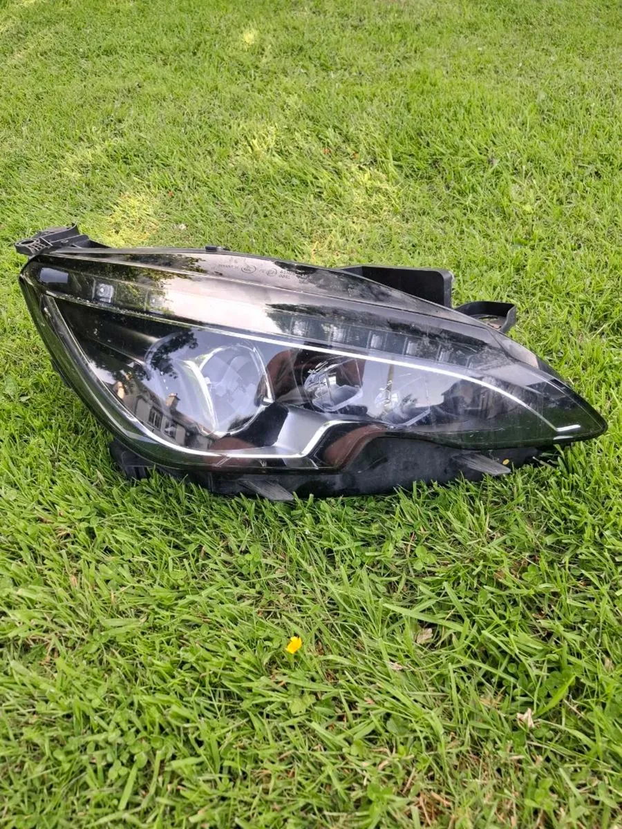 Peugeot 308 ll 2014 driver side halogen headlamp - Image 1