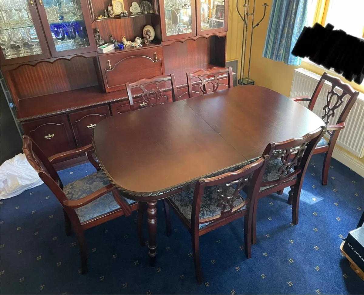 Mahogany dining table & chairs - Image 1