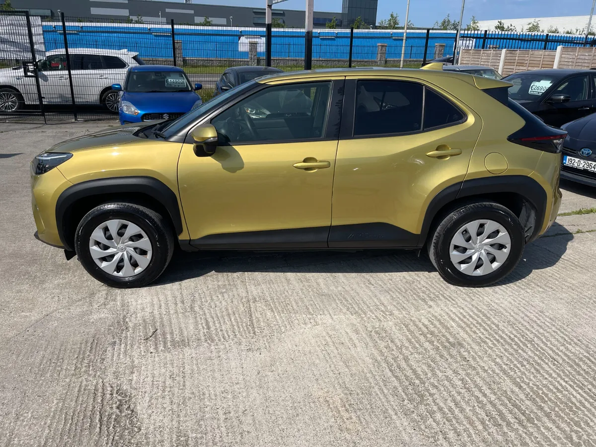 212 Toyota Yaris Cross Hybrid 1.5 Automatic 5 Door - Image 4