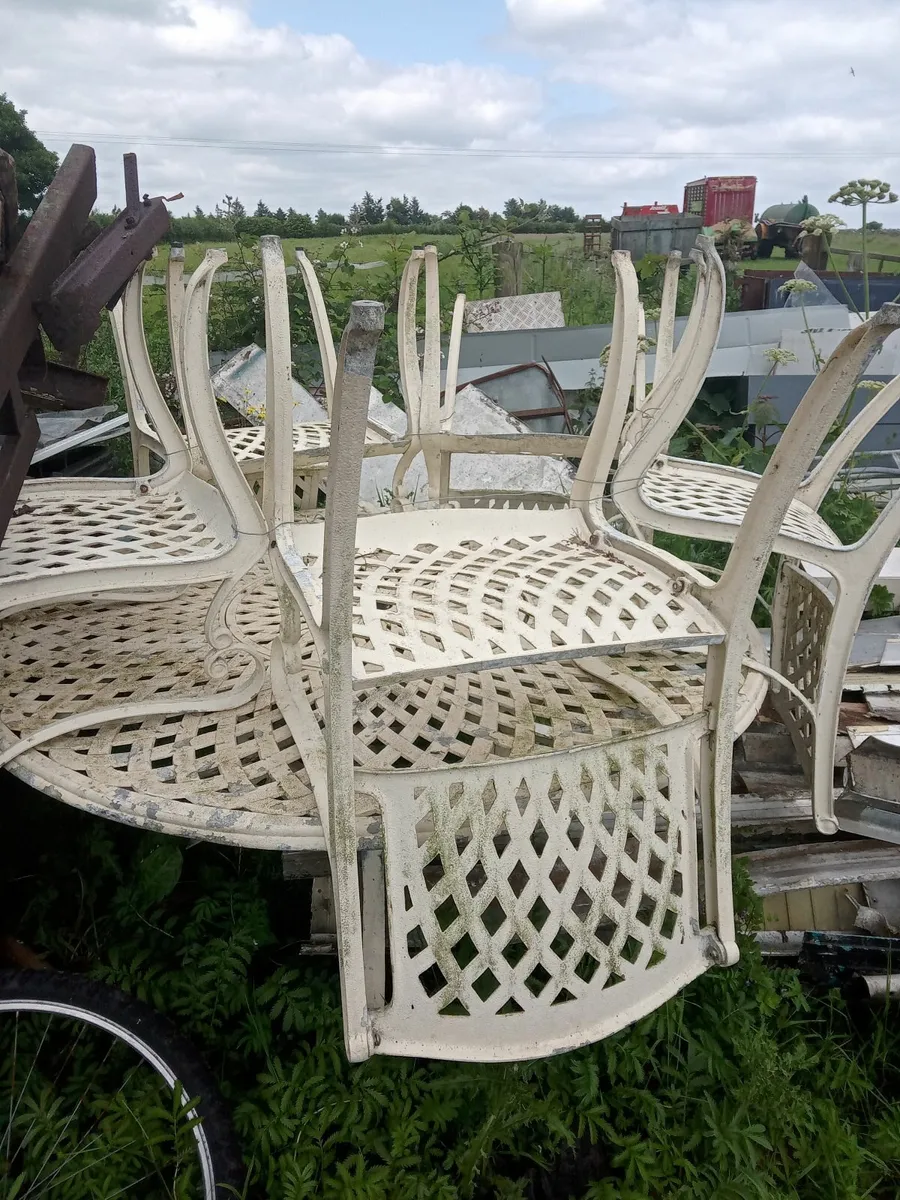 Patio table and chairs - Image 1