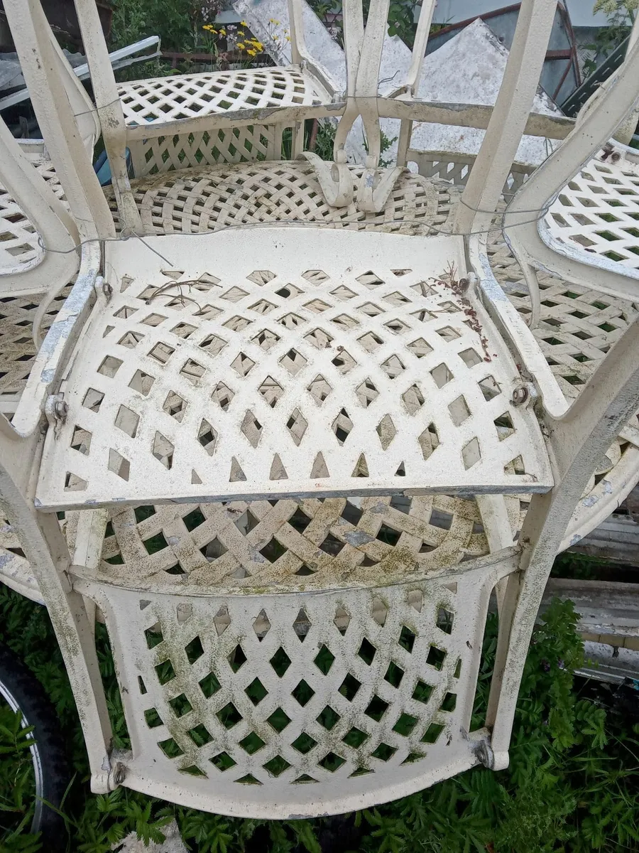 Patio table and chairs - Image 2