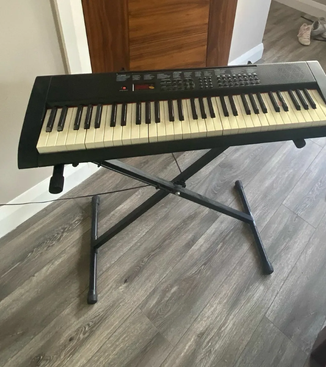 Keyboard and stand - Image 3