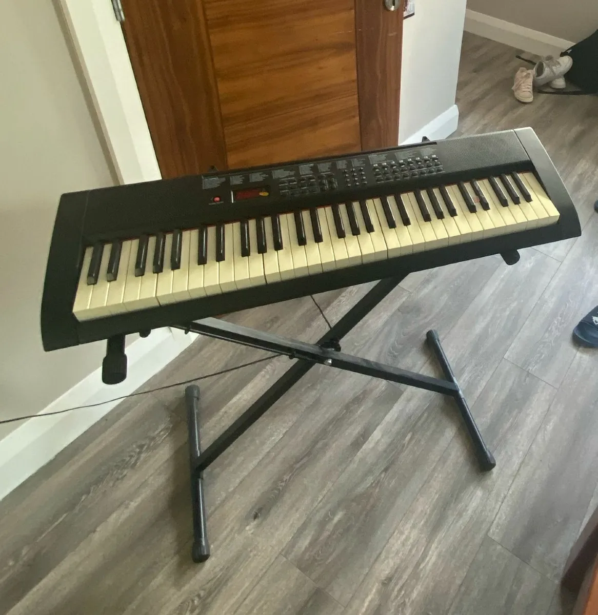 Keyboard and stand - Image 4