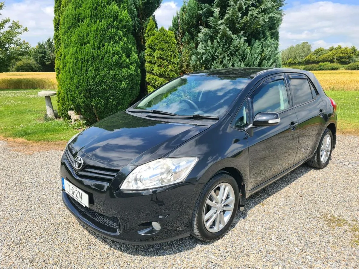 Very Low Mileage Toyota Auris 1.4 D4d Sport Auto - Image 2