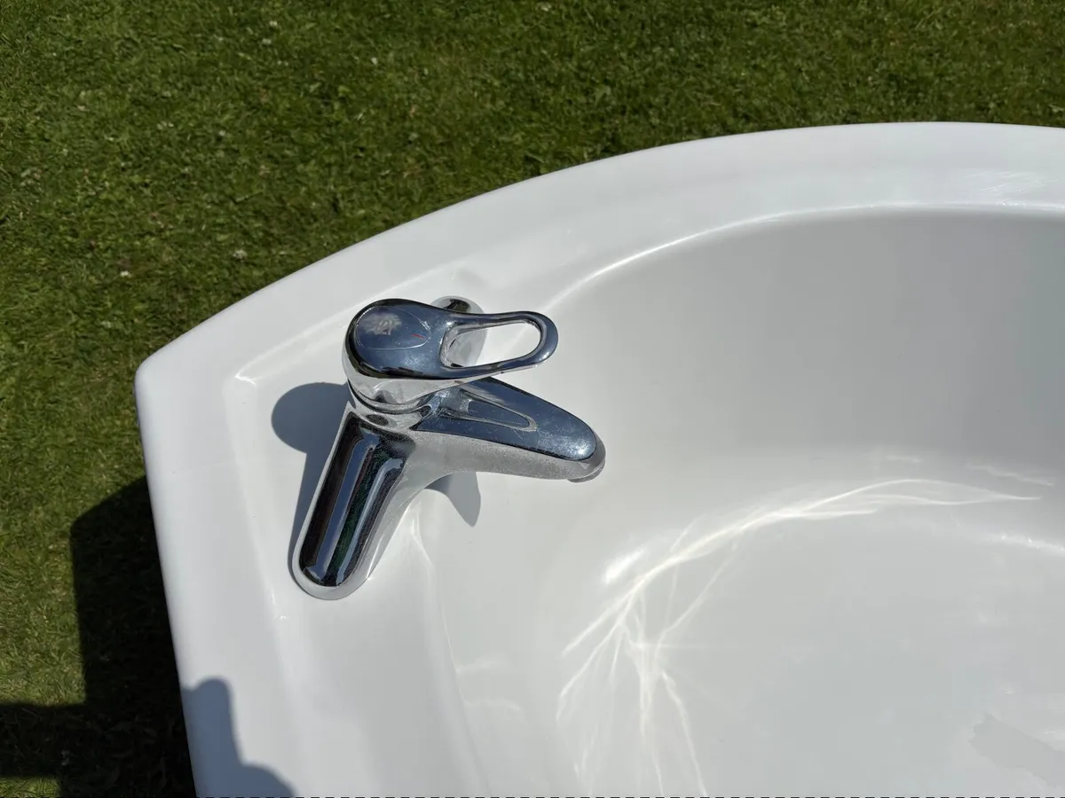 Corner Bath and Sink - Image 1