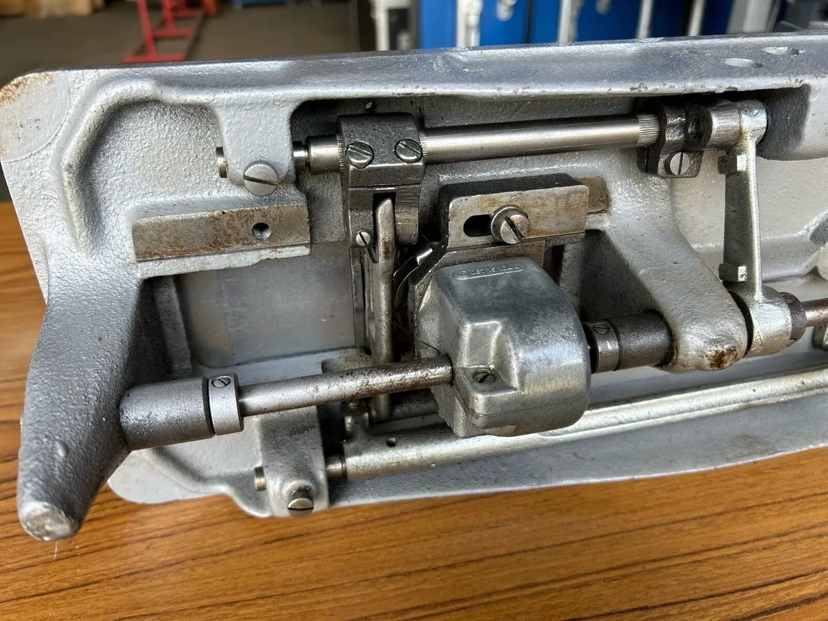 Adler 167 walking foot leather sewing machine - Image 3