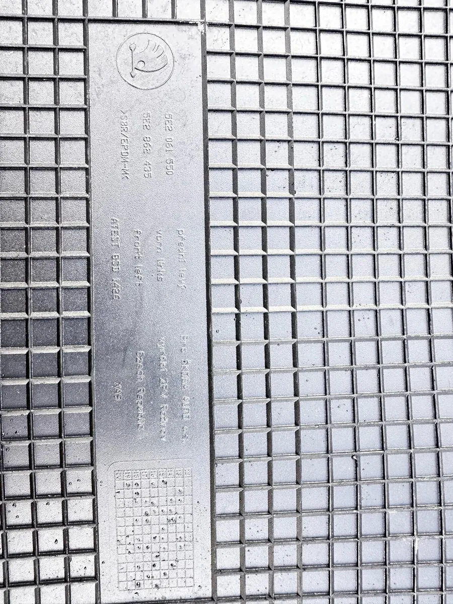 Skoda Octavia oem rubber mats and boot liner - Image 2