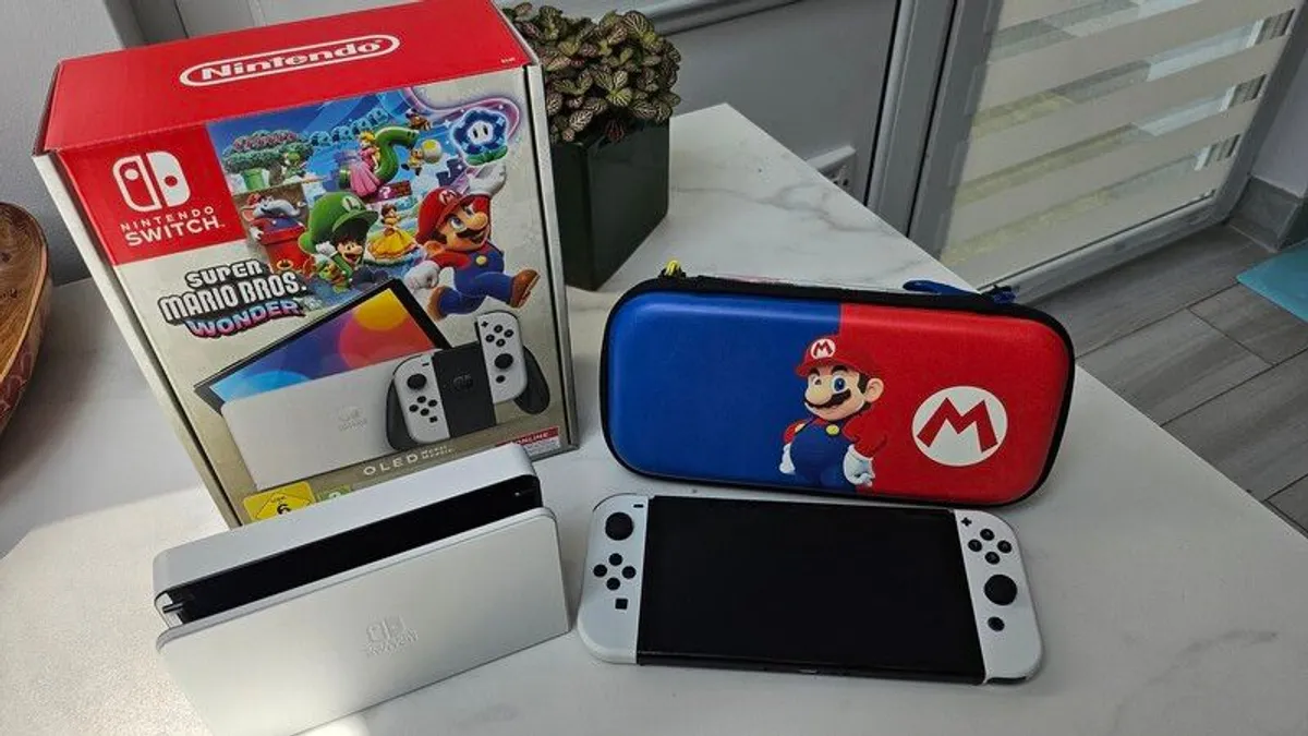 Nintendo Switch OLED +controller+ travel case - Image 2