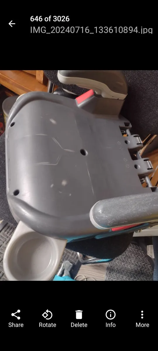 Booster seat with cup holders - Image 3