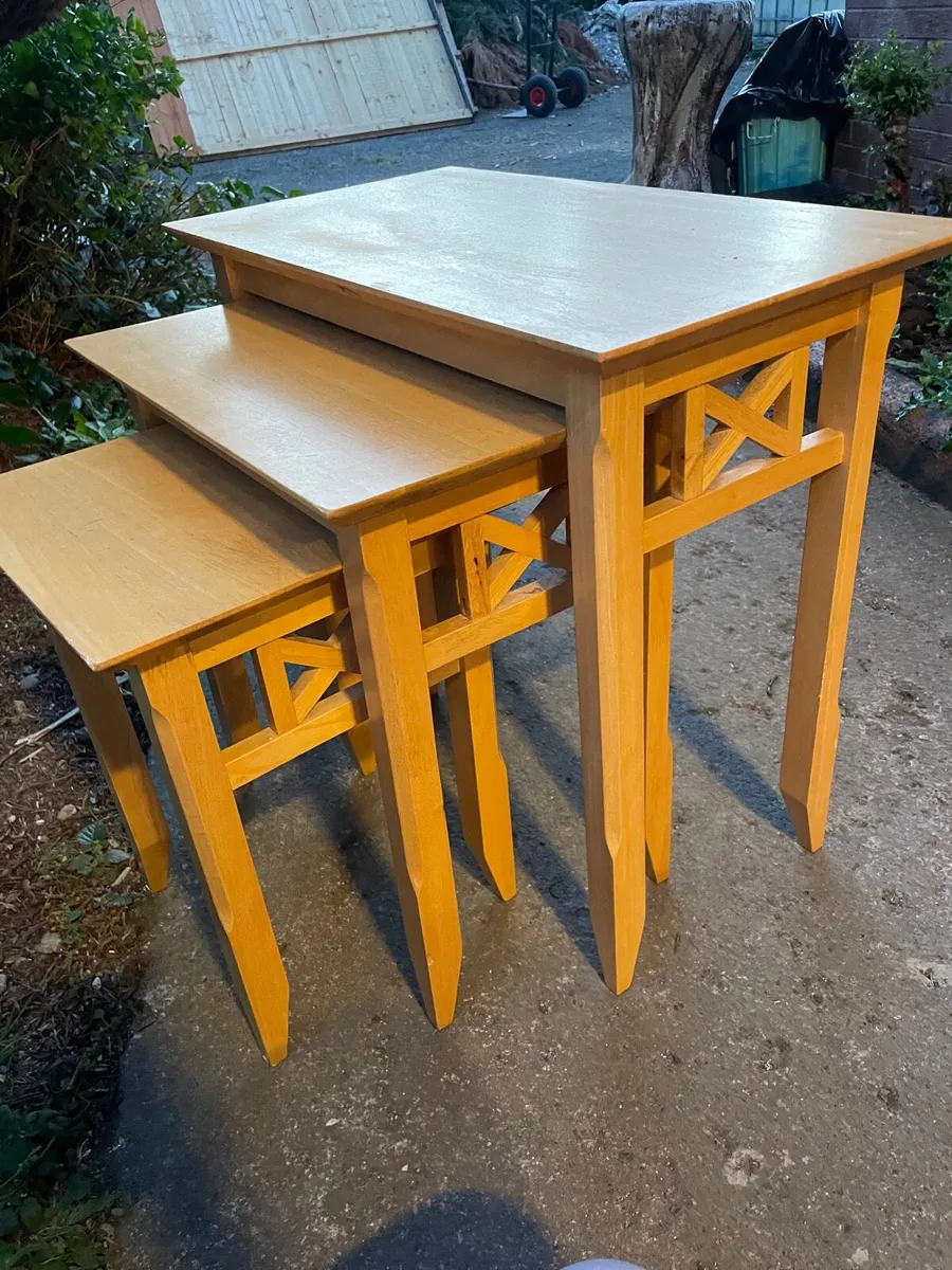 3 in 1 oak nest of tables - Image 1