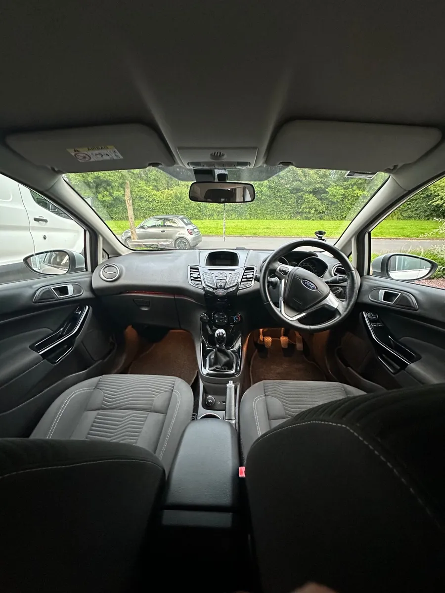 Ford Fiesta 2015 - Image 2