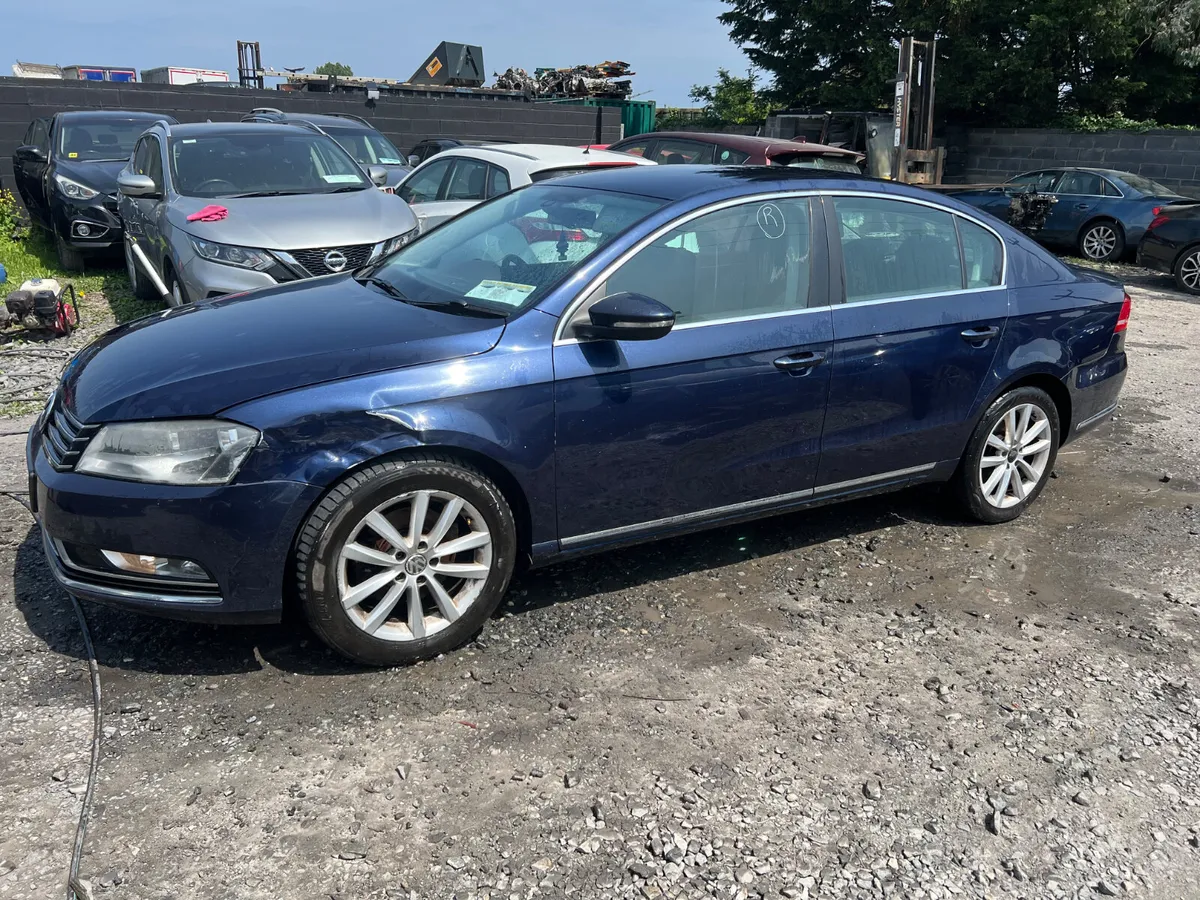 2012 Vw Passat 2.0 Tdi  Highline Driving - Image 4