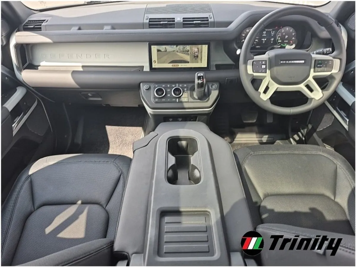 Land Rover Defender X-dynamic 6 Seat Black Editio - Image 2