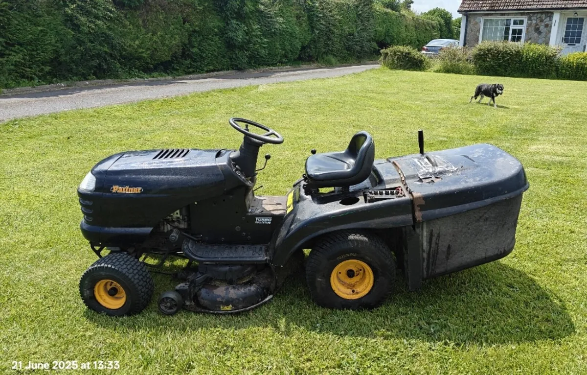 Tractor lawnmower - Image 1