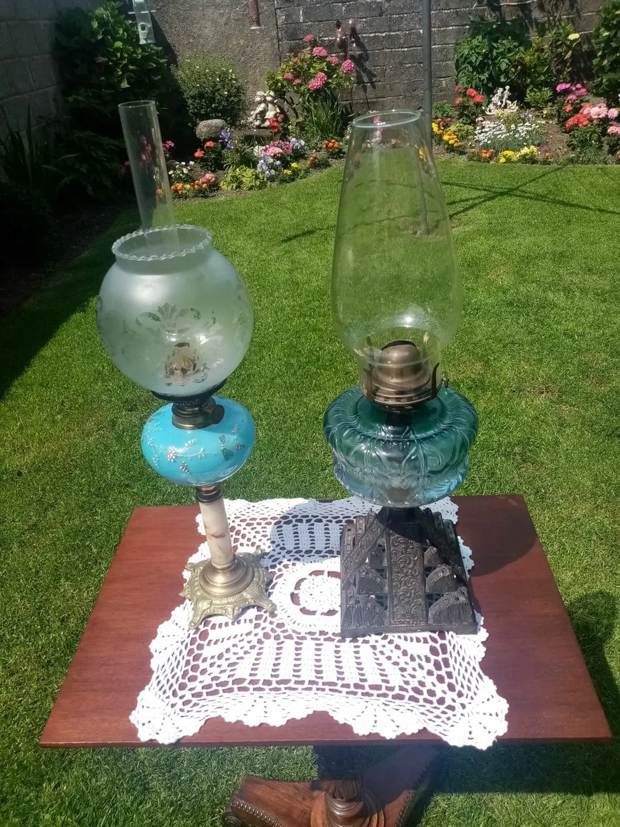 Vintage Table, 2 oil Lamps - Image 1