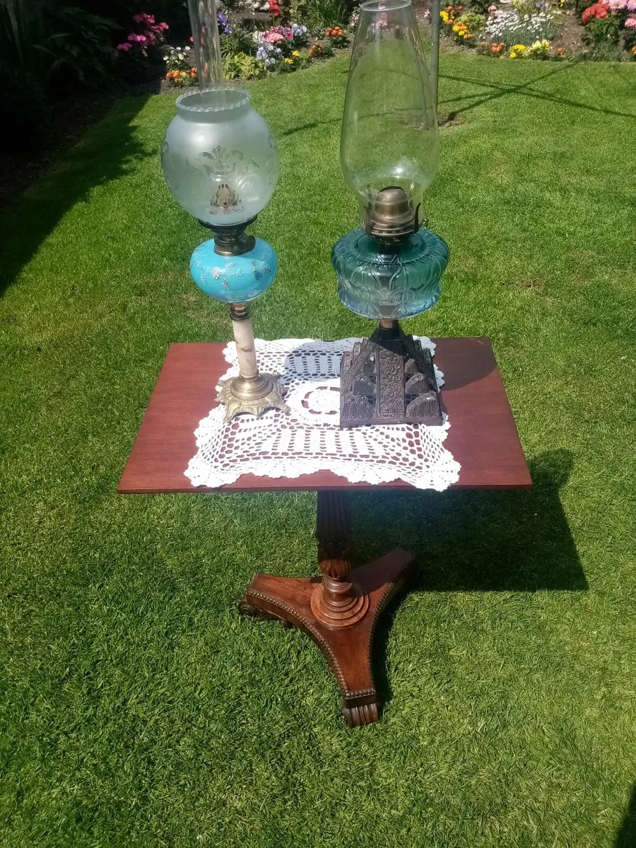 Vintage Table, 2 oil Lamps - Image 3