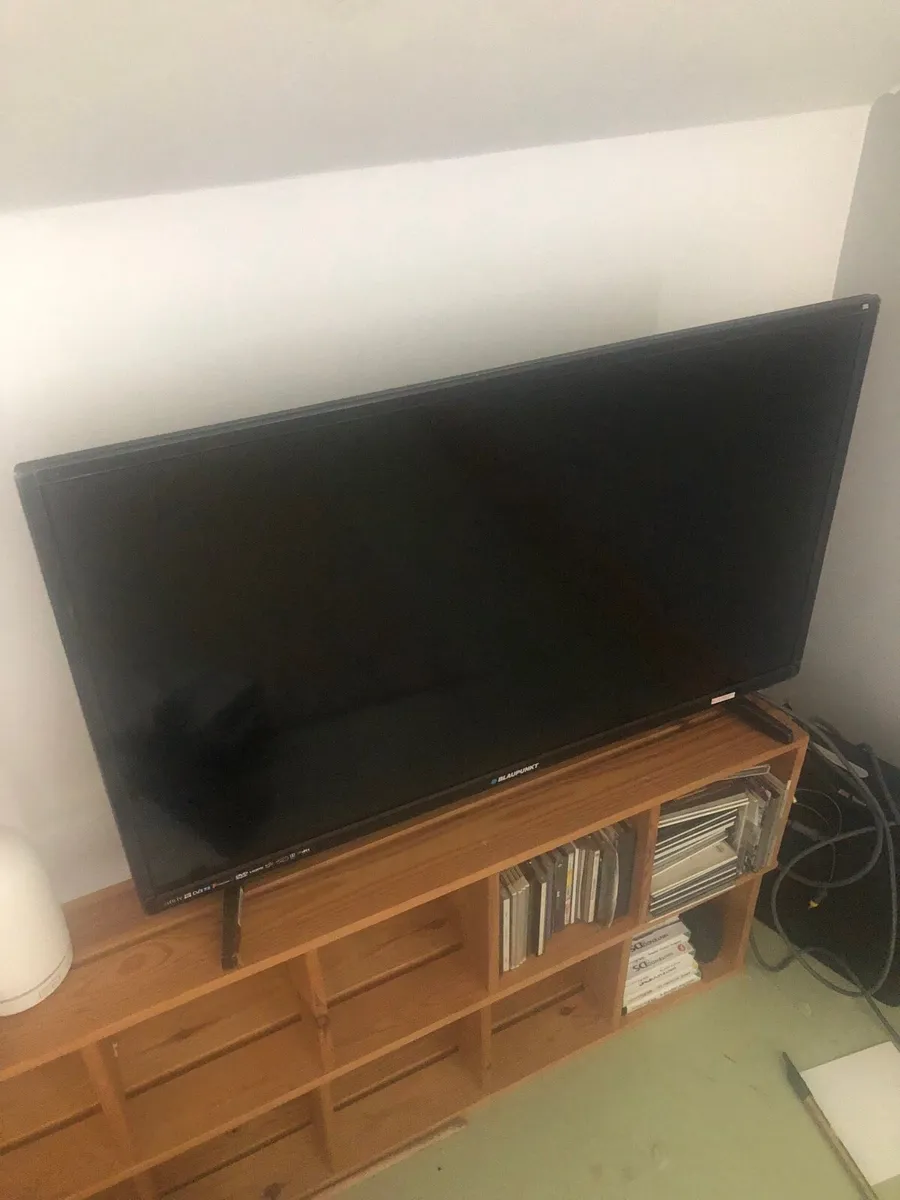 Tv with built in DVD player - Image 1