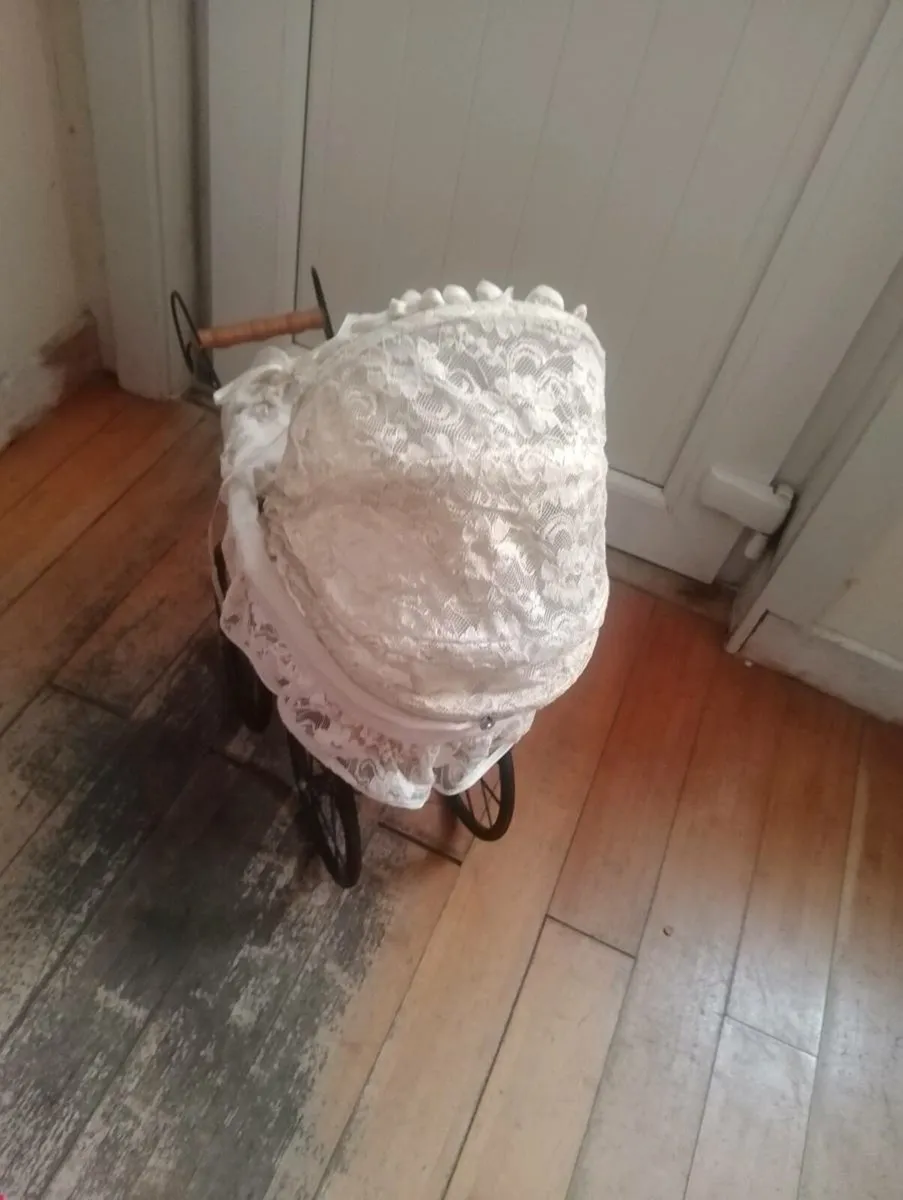 Vintage toy pram and doll - Image 4