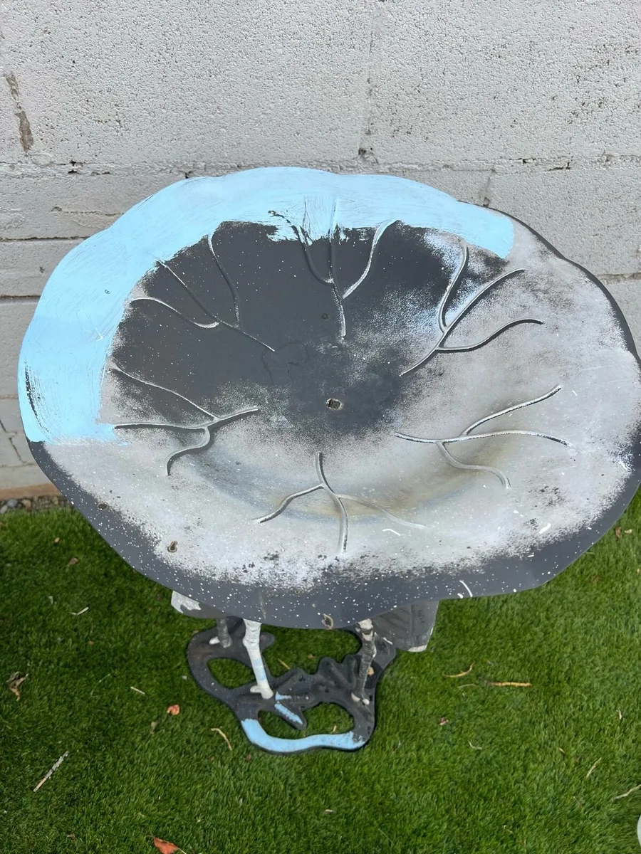 ANTIQUE GARDEN BIRD BATH - Image 2
