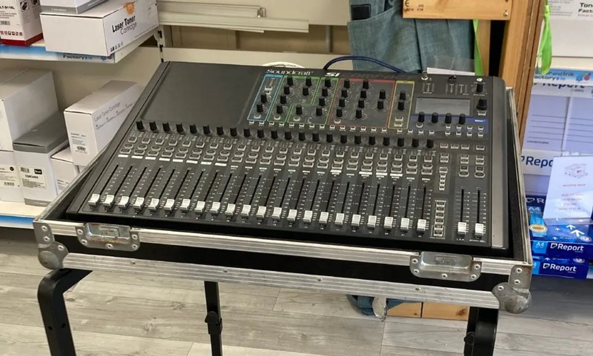Soundcraft Si Compact 24 mixing desk with Thon flight case - Image 1