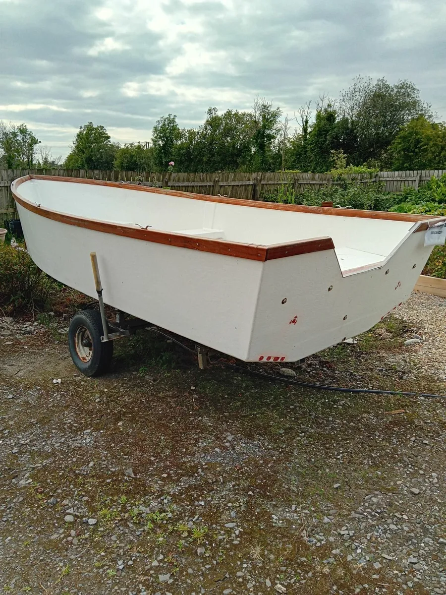 Boat and trailer - Image 1
