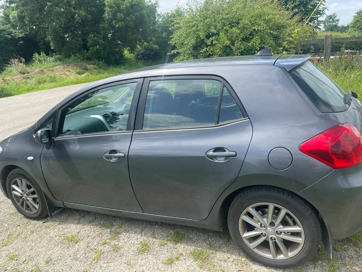 Toyota Auris 2009 - Image 2