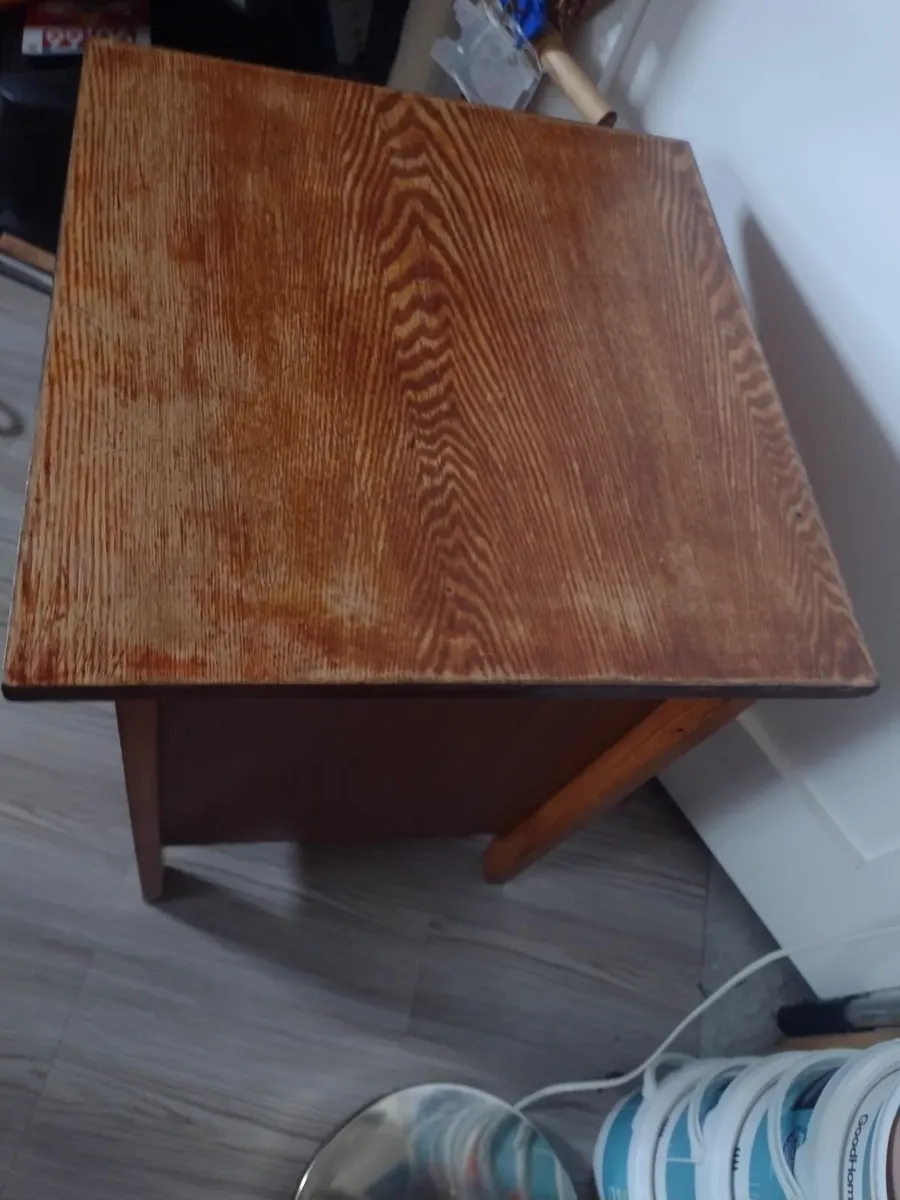 Very heavy solid Oak side table - Image 3