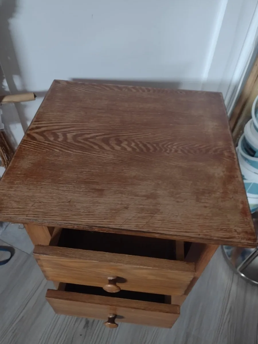 Very heavy solid Oak side table - Image 4