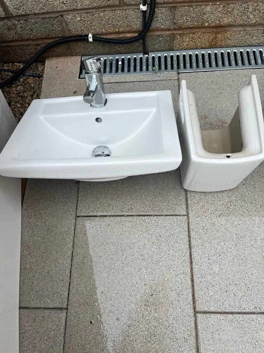 Vanity ware new 4 bathroom sinks taps and bath pan - Image 1