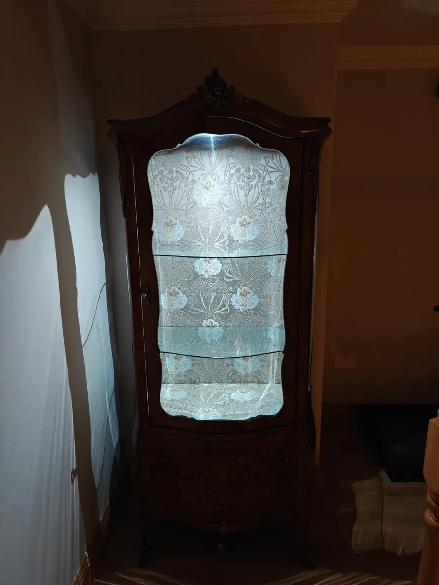 Antique cabinet - Image 1