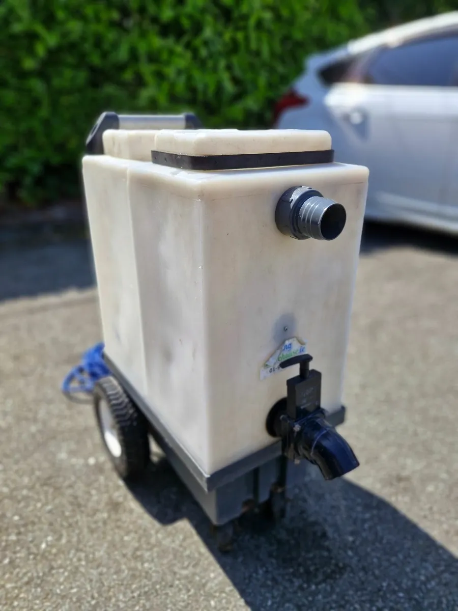 Carpet cleaning machine - Image 1