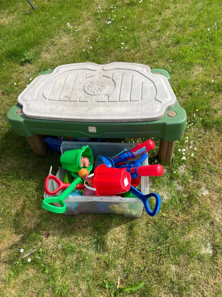 Sand / water pit with toys + sand €20 - Image 1