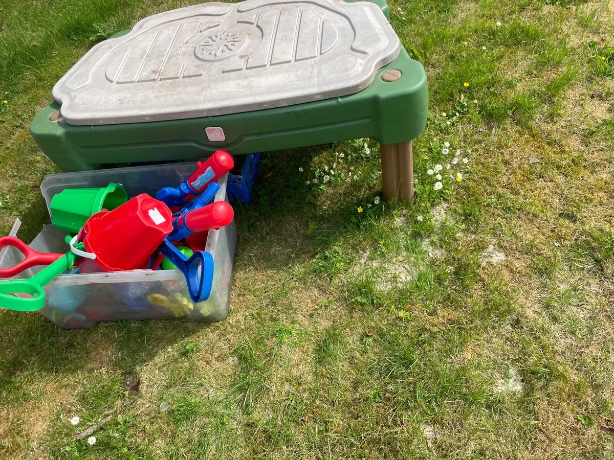 Sand / water pit with toys + sand €20 - Image 2