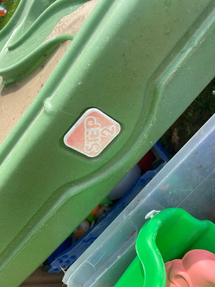 Sand / water pit with toys + sand €20 - Image 3