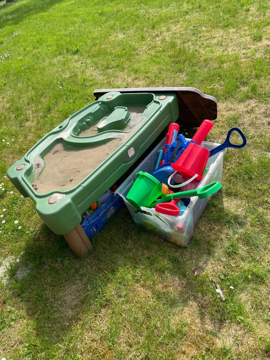 Sand / water pit with toys + sand €20 - Image 4