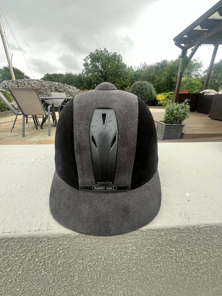 Child’s body protector boots and helmet - Image 2