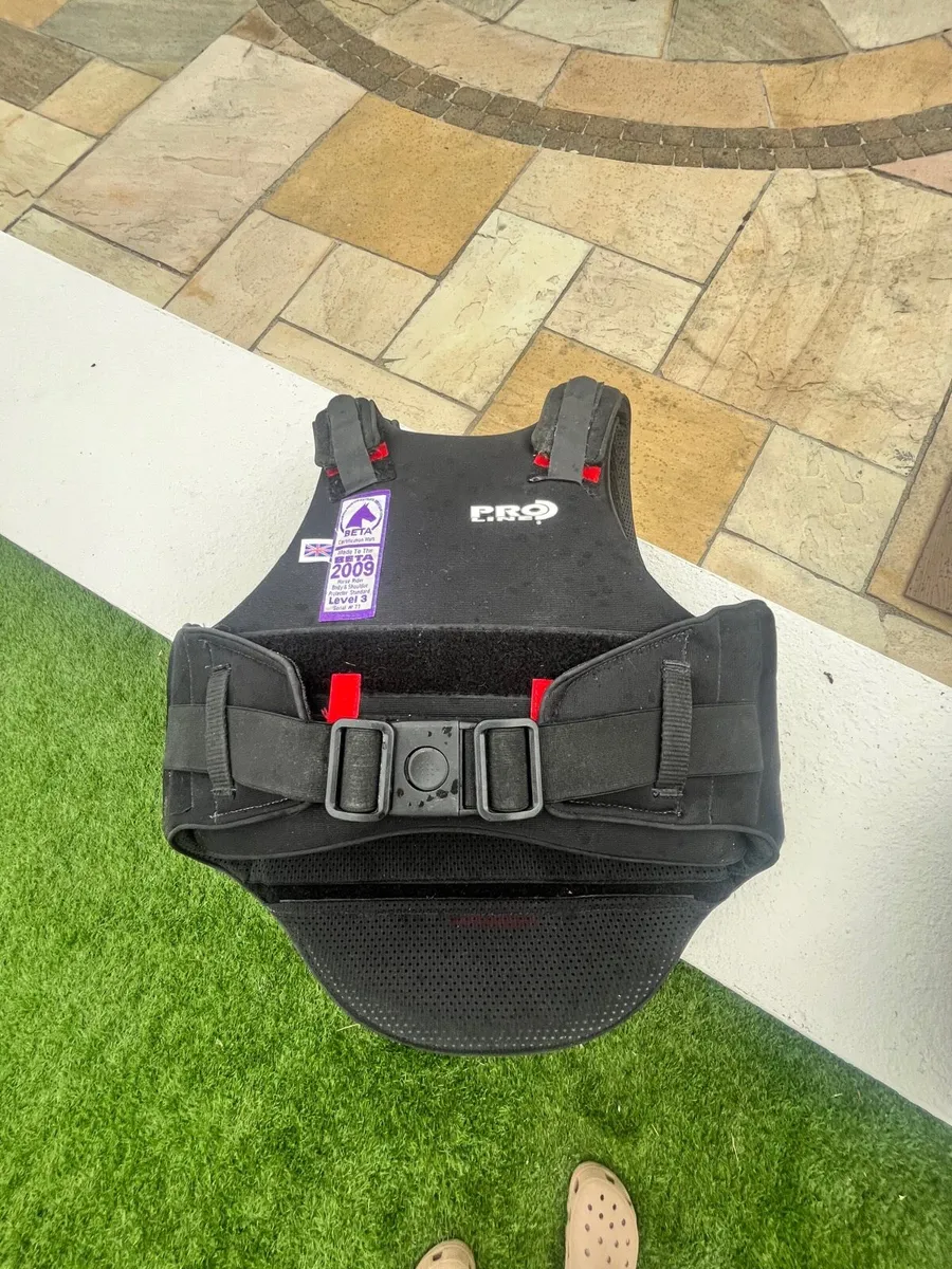 Child’s body protector boots and helmet - Image 4