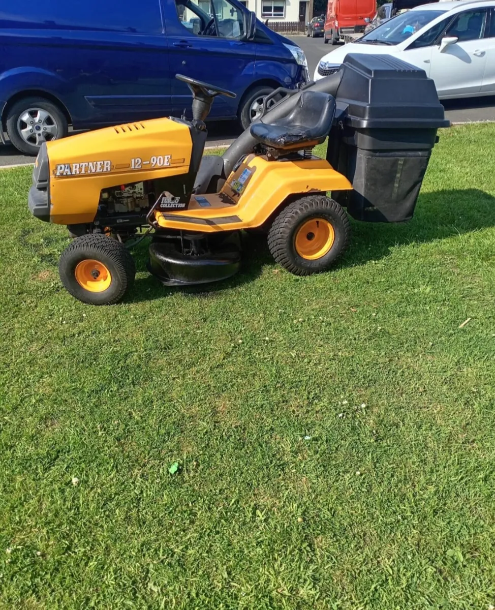 Partner petrol ride on lawnmower - Image 2