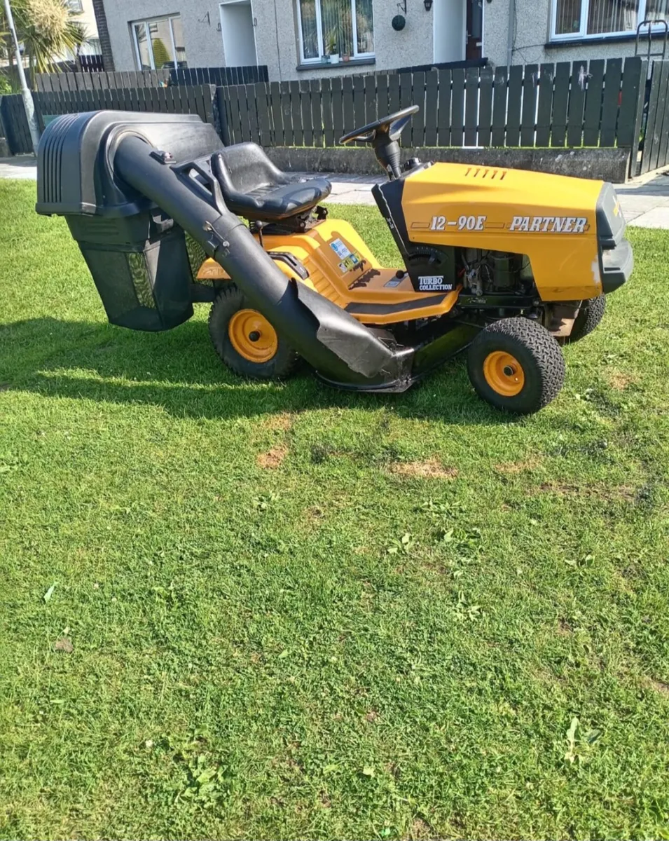 Partner petrol ride on lawnmower - Image 3