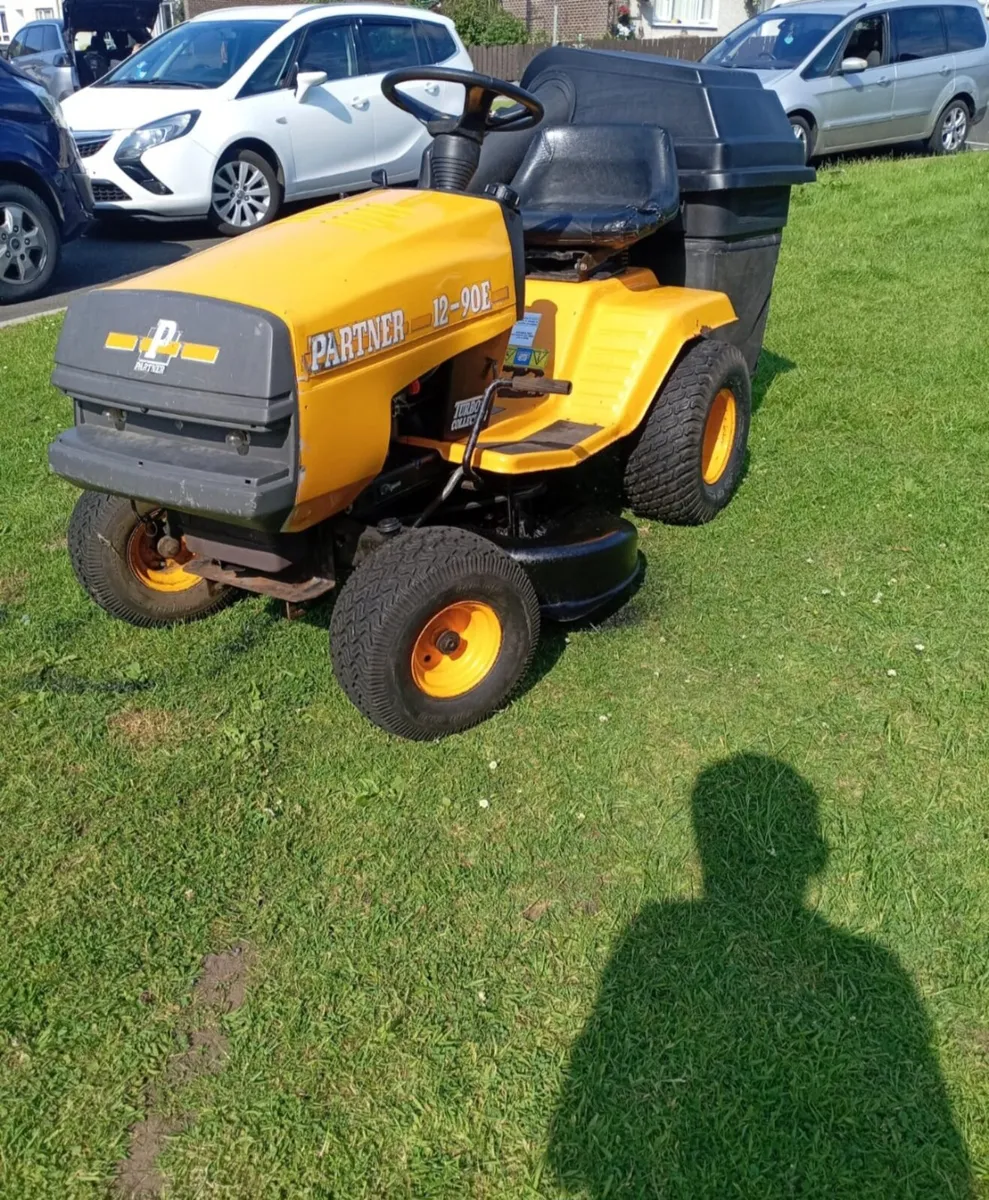 Partner petrol ride on lawnmower - Image 4