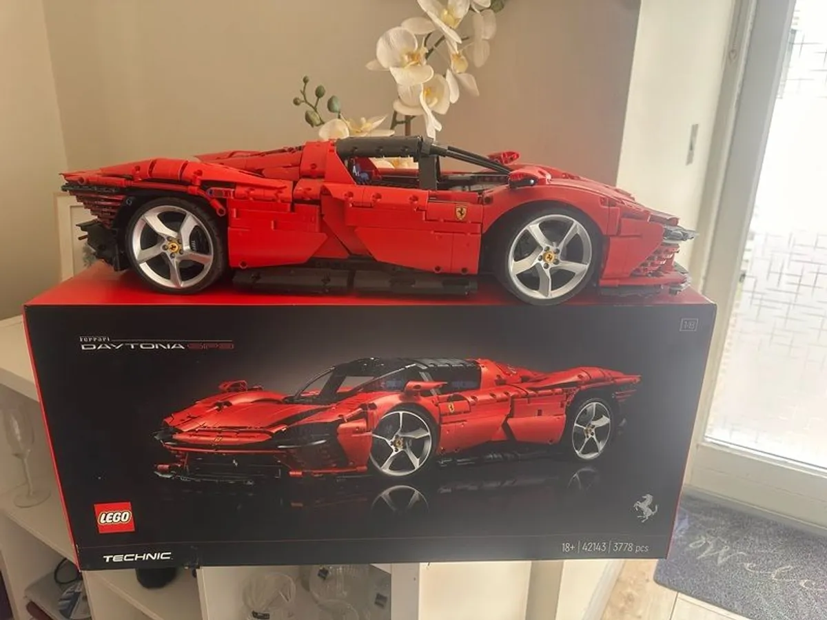 Lego Ferrari plus extras. - Image 1