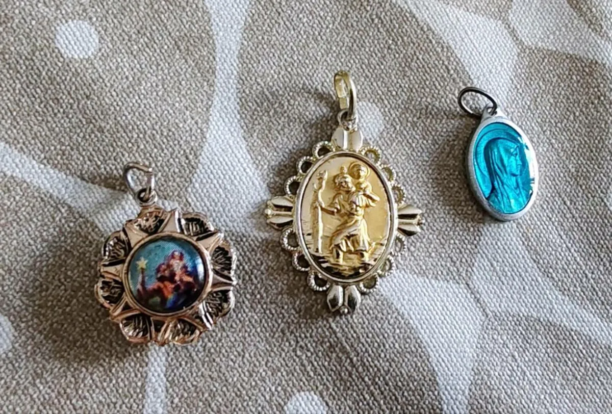 3 Vintage Religious pendants - Image 1