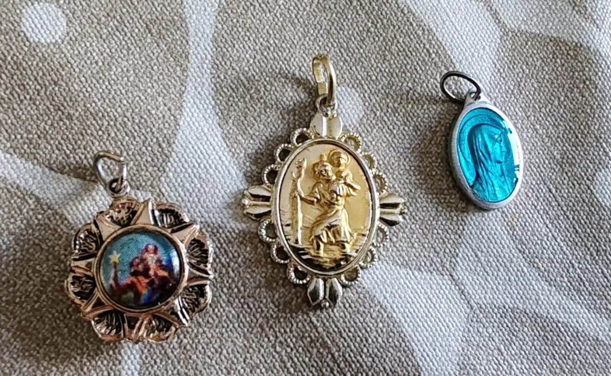 3 Vintage Religious pendants - Image 2