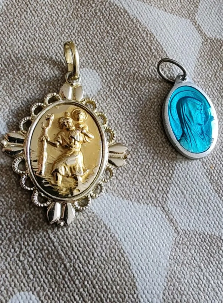 3 Vintage Religious pendants - Image 3